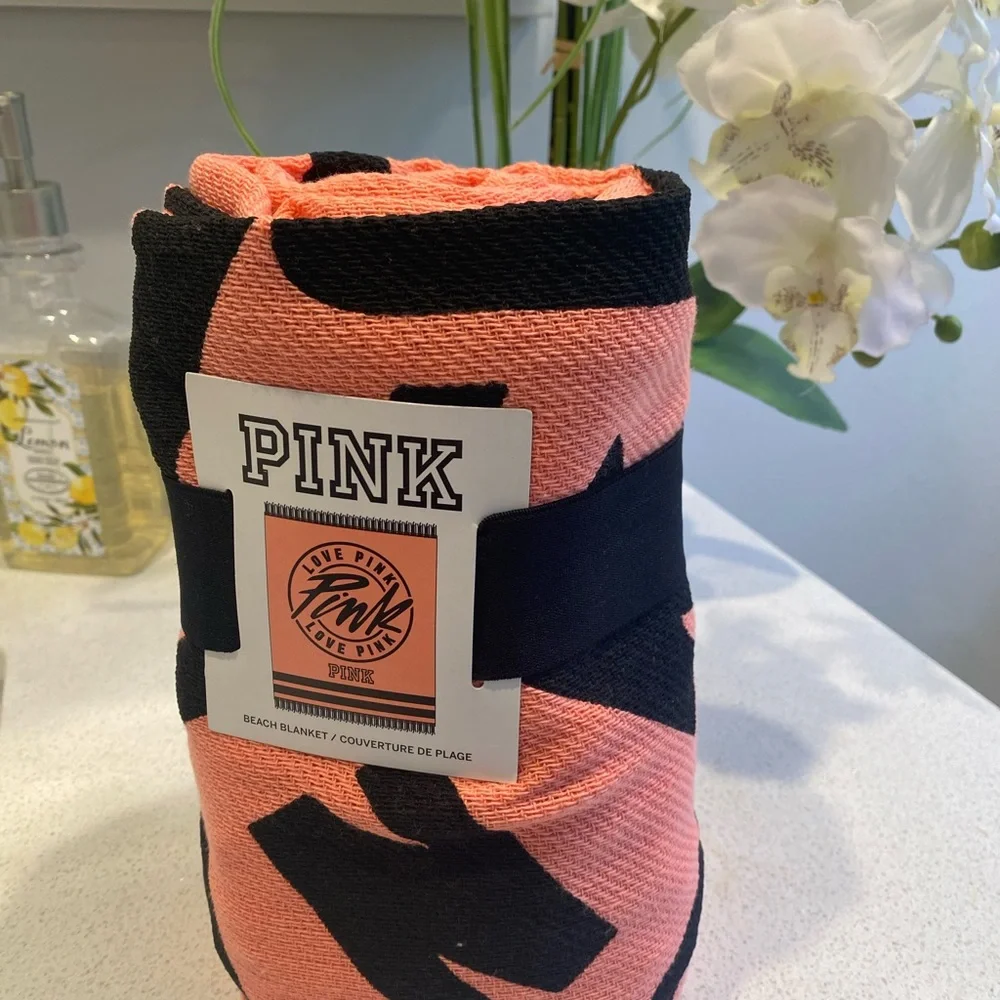 PINK by victoria secret..beach ⛱️🏝️🏖️blanket.New.not use.